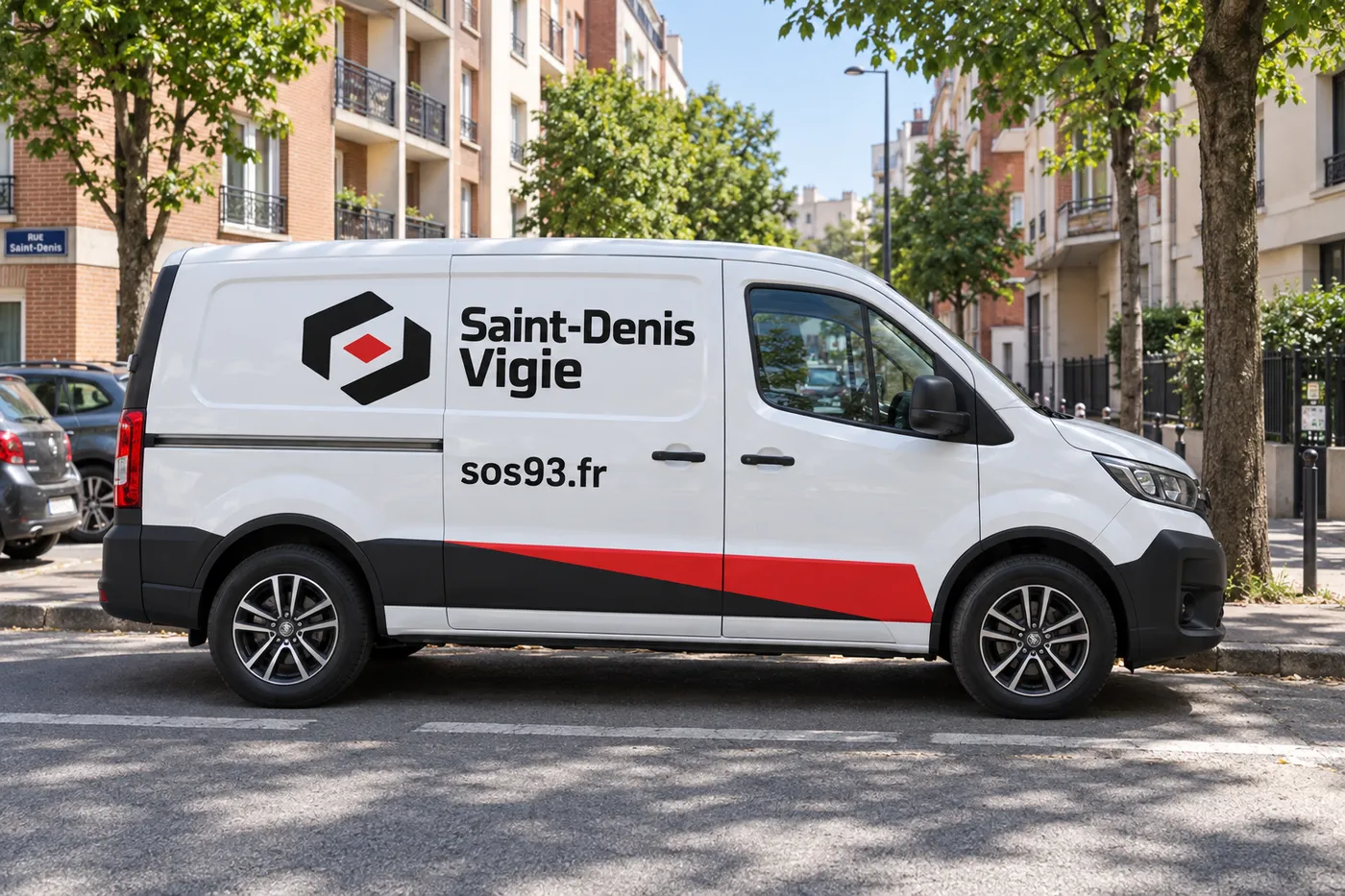 Utilitaire blanc Saint-Denis Vigie marqué sos93.fr garé dans une rue résidentielle de Saint-Denis